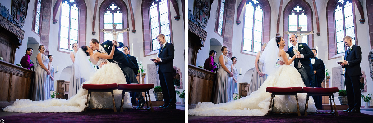 Hochzeitskuss in der Kirche