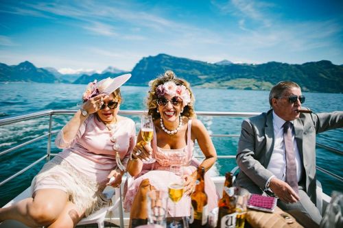 Lustige Hochzeitsfoto von Hochzeitsgäste feiern auf dem Schiff 