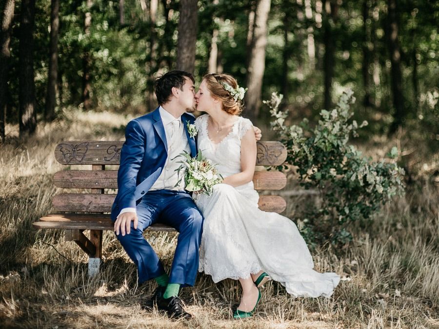 Hochzeitsfotografie: Braut und Bräutigam küssen 