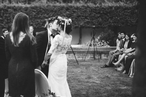 Bräutigam küsst seine Braut 