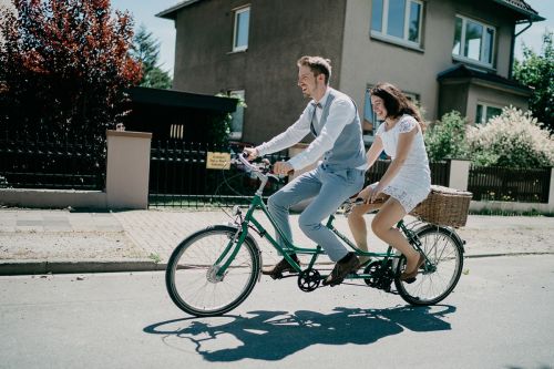 ausgefallene Hochzeitsfoto von Brautpaar mit Fahrrad