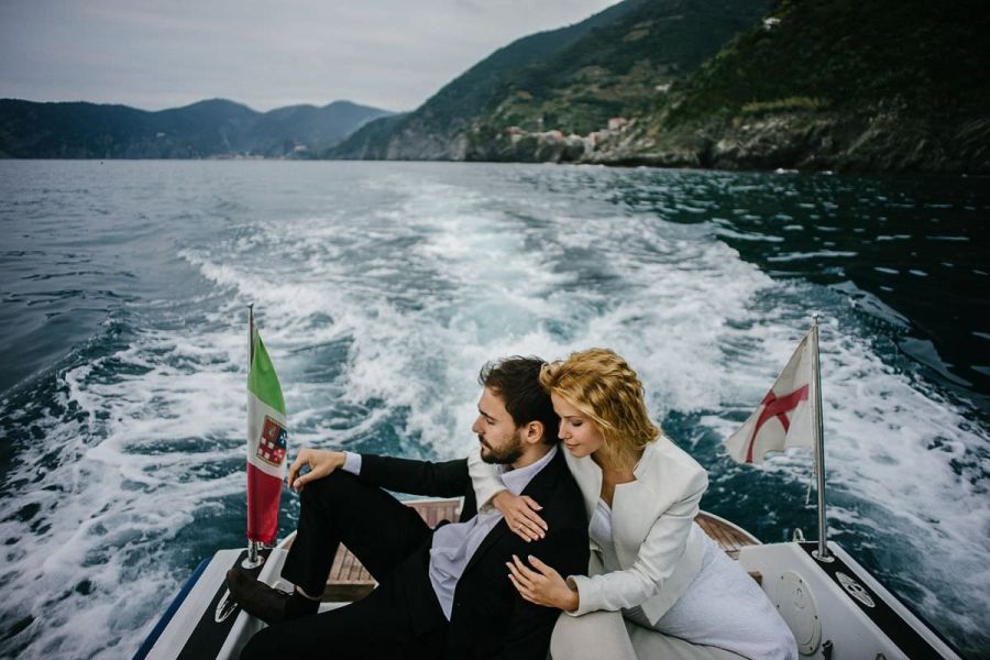 Hochzeitsfotografie: Braut und Bräutigam küssen 