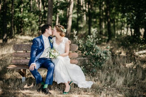 Ungestellte Hochzeitsfoto von Brautpaar in Wald