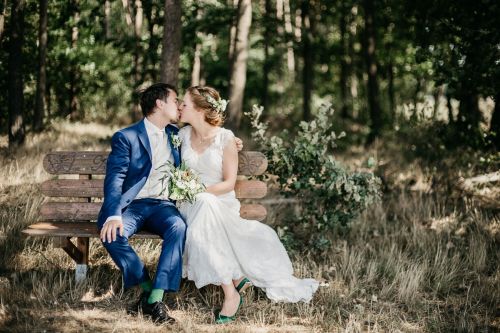 Ungestellte Hochzeitsfoto von Brautpaar in Wald