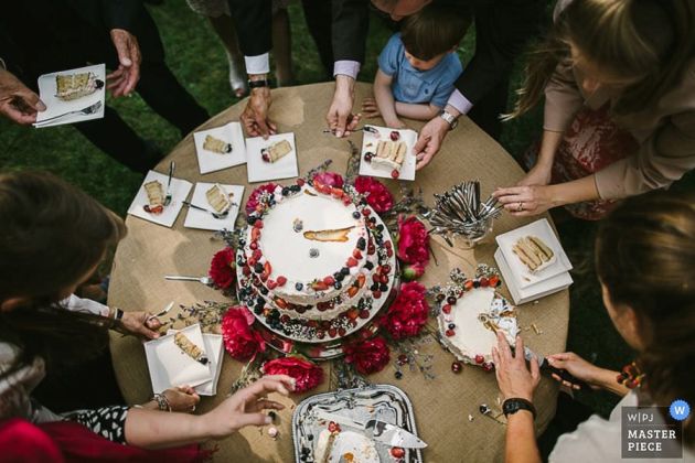 Hochzeitstorte anschneiden
