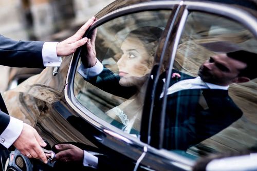 Natürliche Hochzeitsbild von Braut im Auto