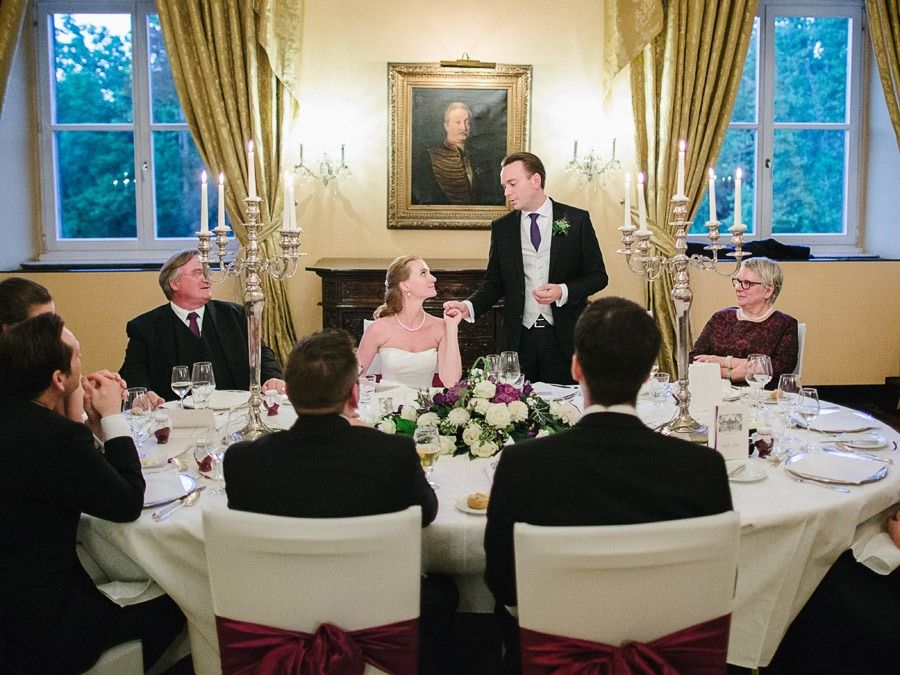 Lachendes Hochzeitspaar beim Abendessen im Helmkehof Hannover