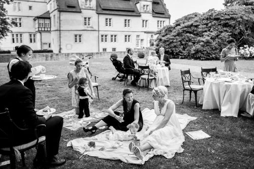 relaxed photos of wedding picnic