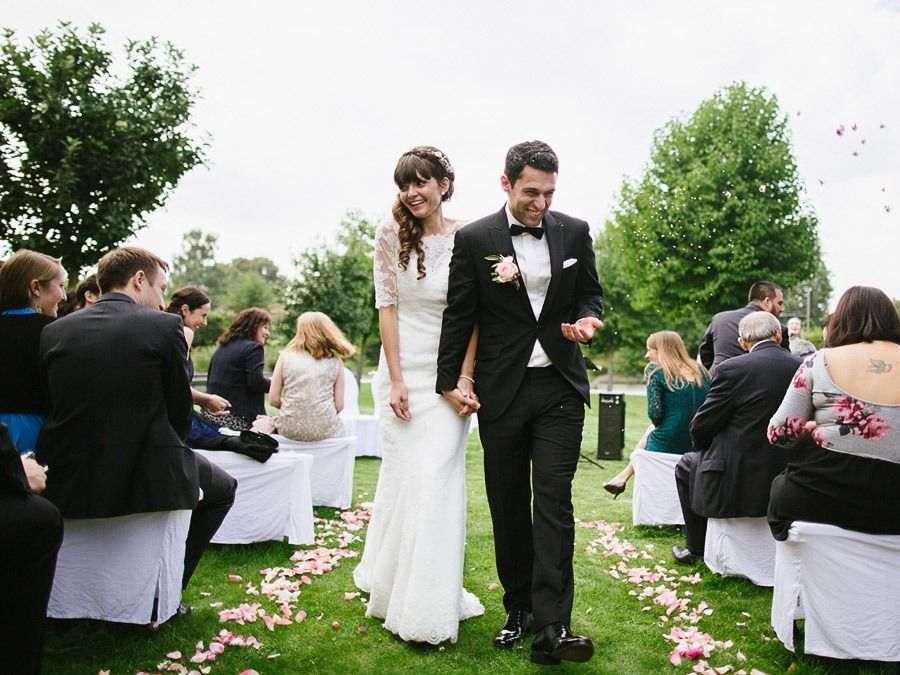 Hochzeitsfotograf in der Nähe fängt emotionale freie Zeremonie ein