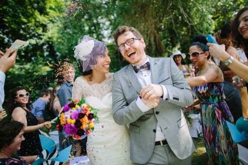 Romantische Hochzeitsbild mit blumentüten und lustigen Brautpaar