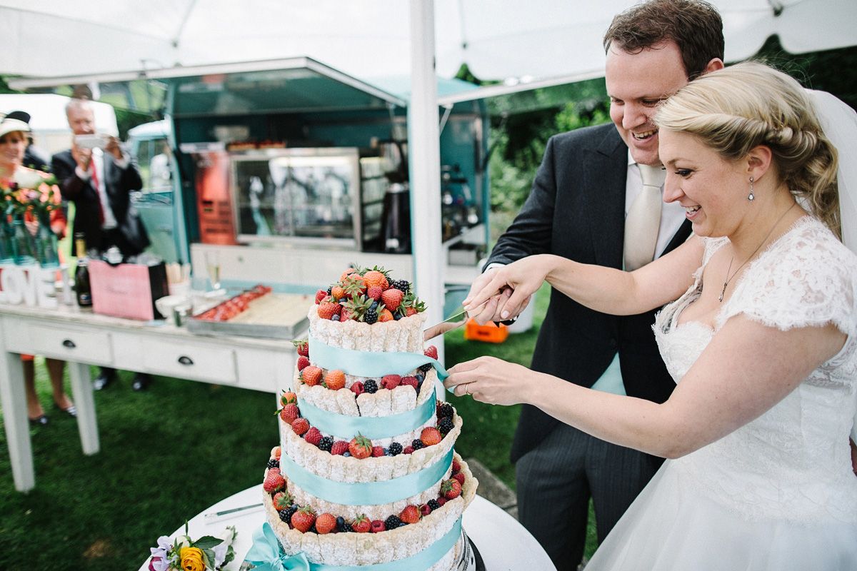 hochzeitstorte anschneiden