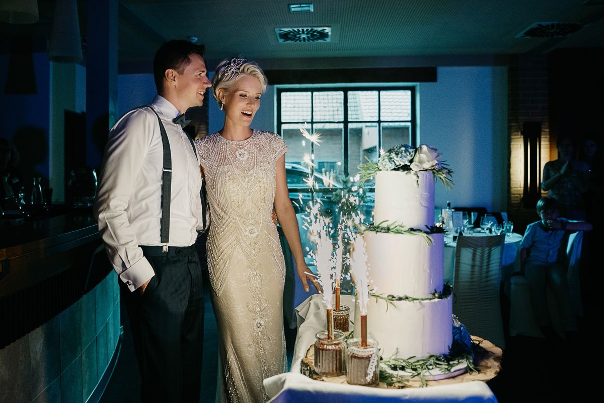 Hochzeitstorte anschneiden