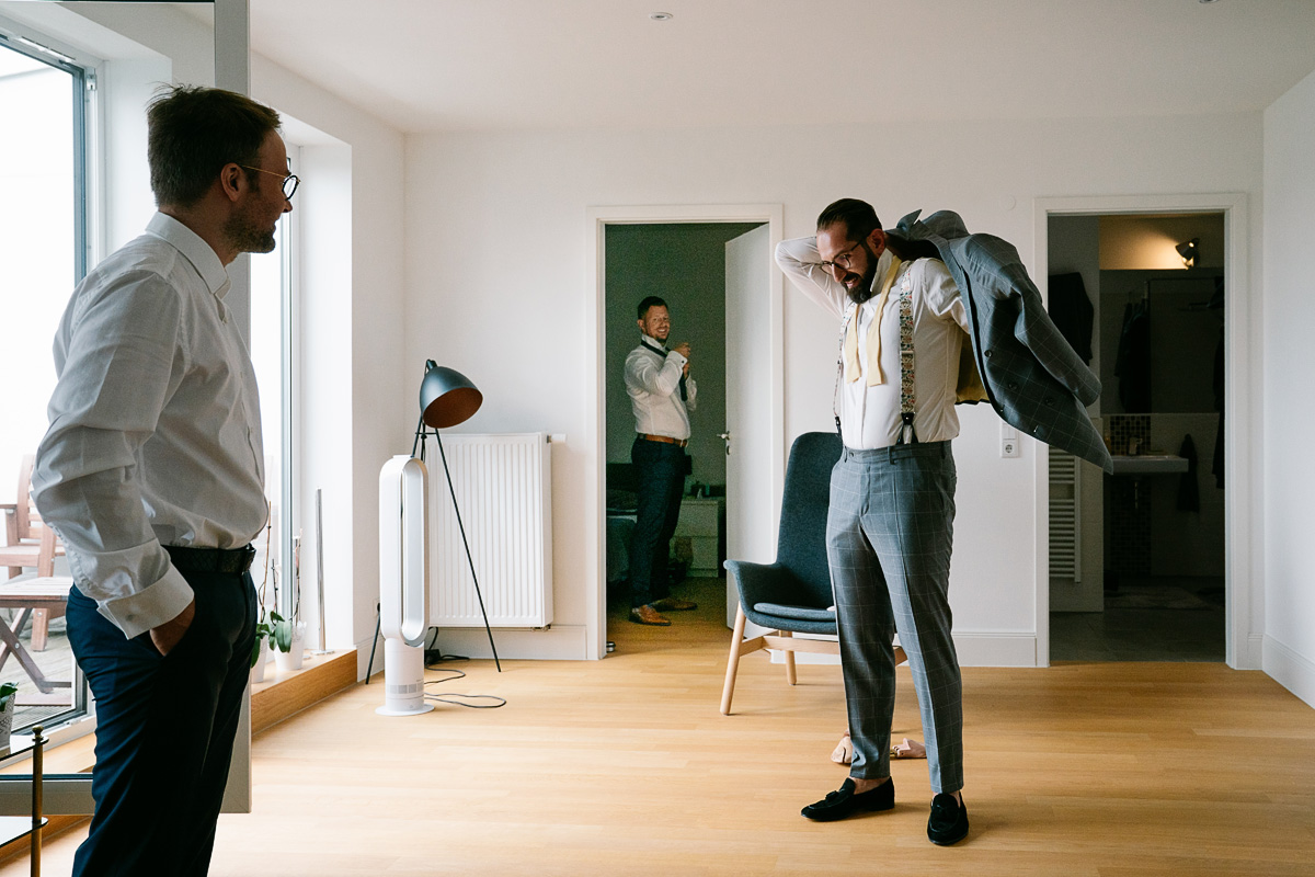 Männer bereiten sich auf Hochzeit vor.