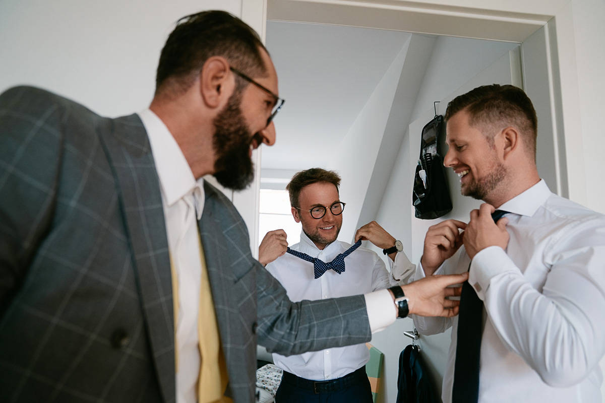 Männer binden Krawatten vor Hochzeit