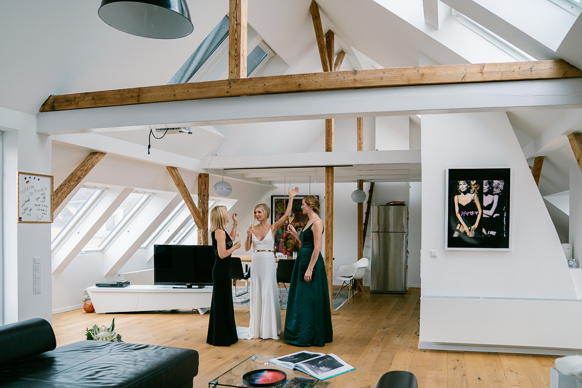 Drei Frauen in eleganter Kleidung, Innenraum