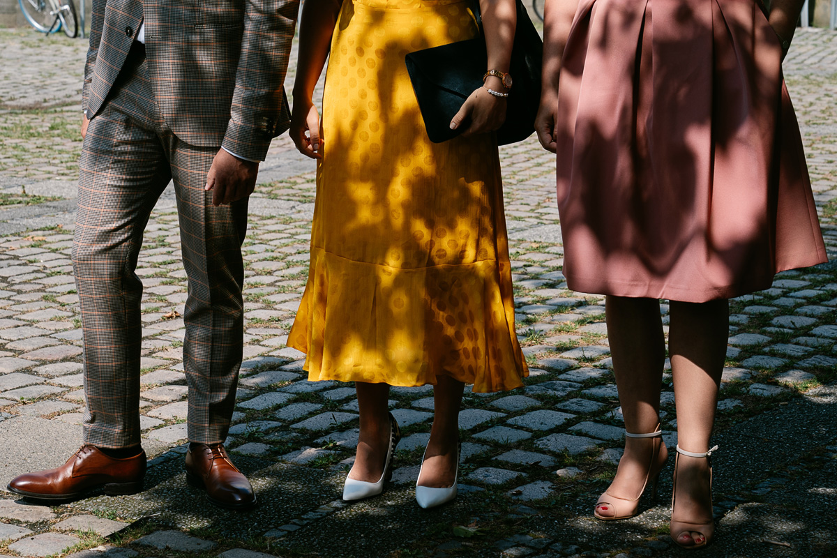 Drei Personen in eleganter Kleidung