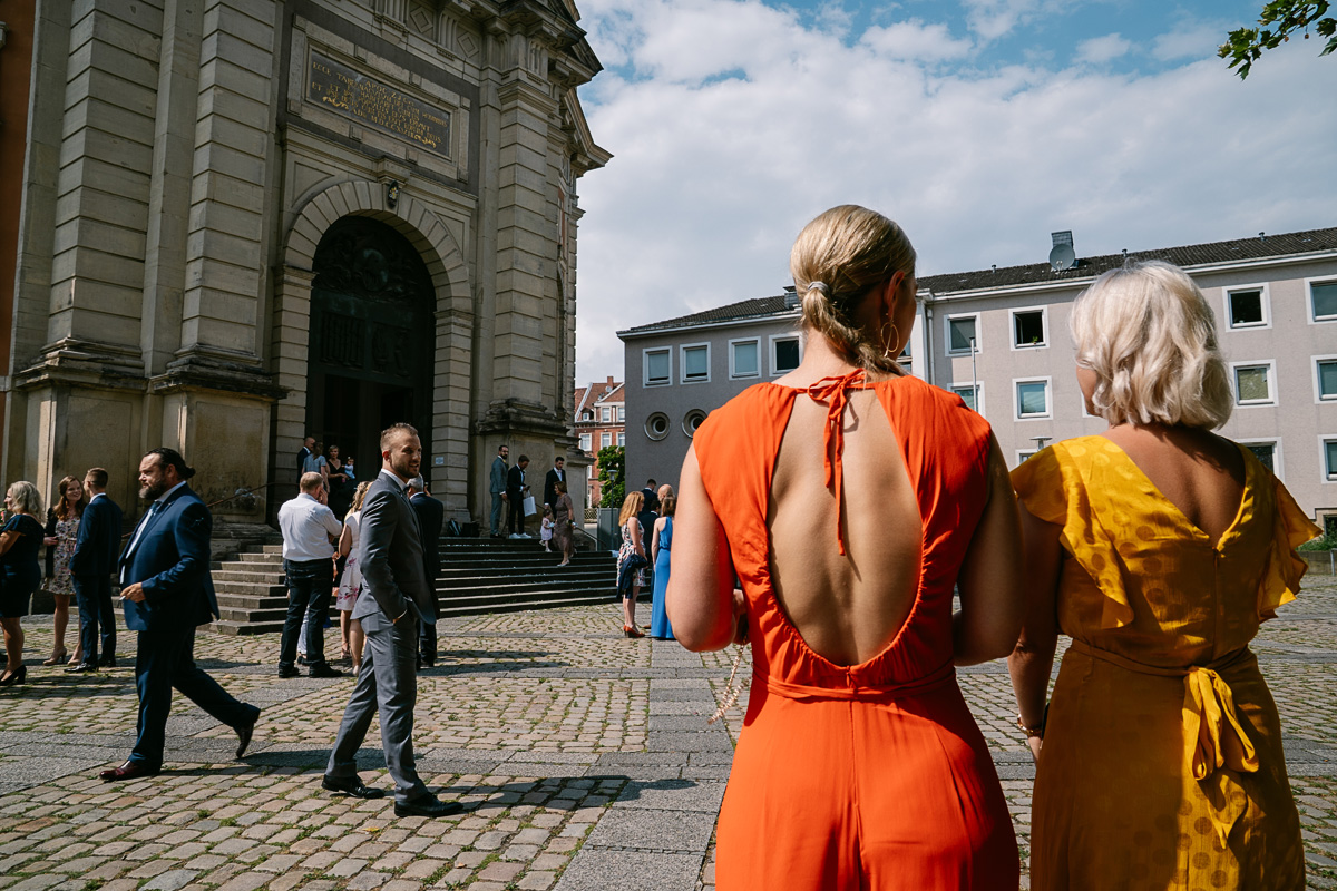 Hochzeitsgäste vor einer Kirche
