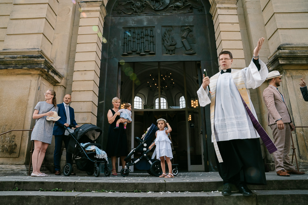 Hochzeitszeremonie vor der Kirche