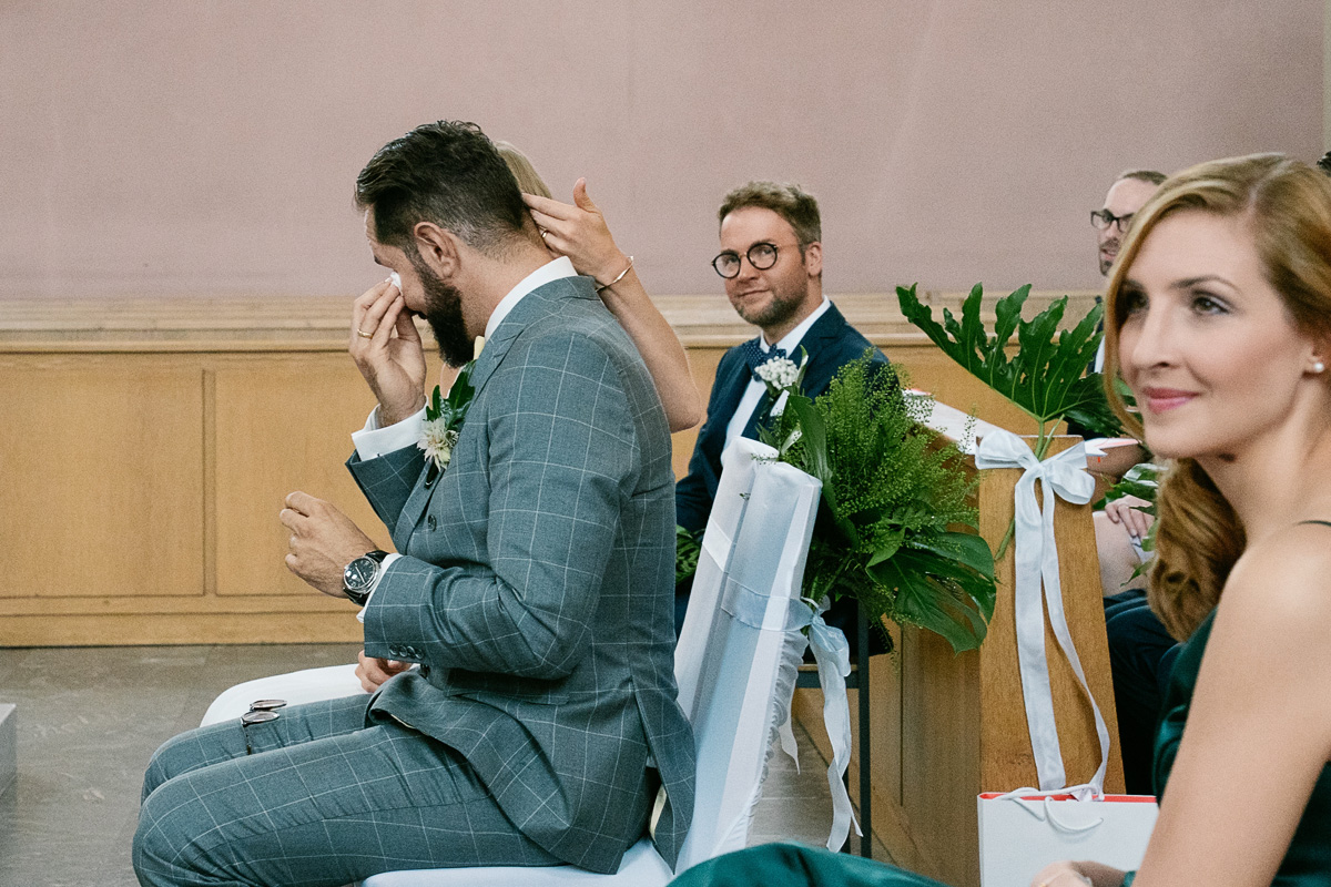 Emotionale Hochzeitszeremonie mit Gästen