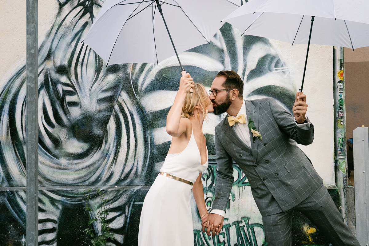 Kreative Portrait mit Graffiti und Regenschirme