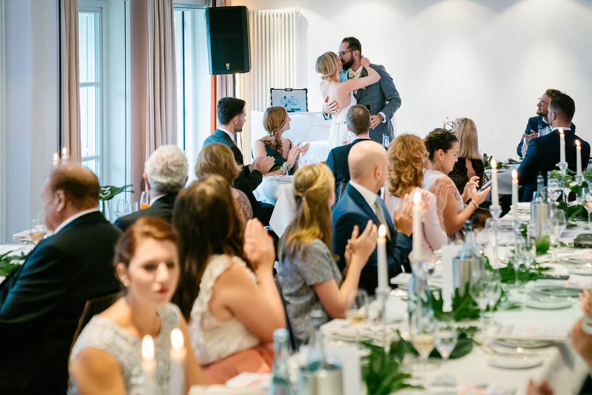 Kuss von Brautpaar, Hochzeit am See