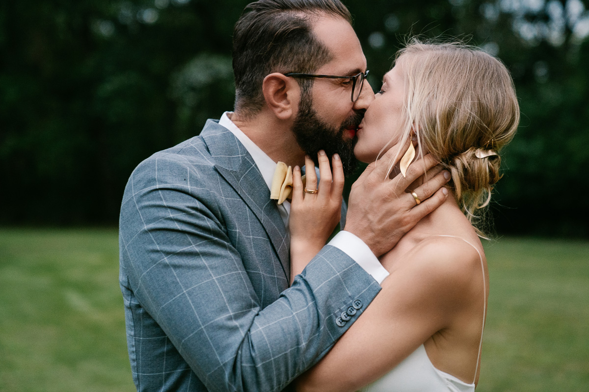 Emotionalen Kuss von Brautpaar