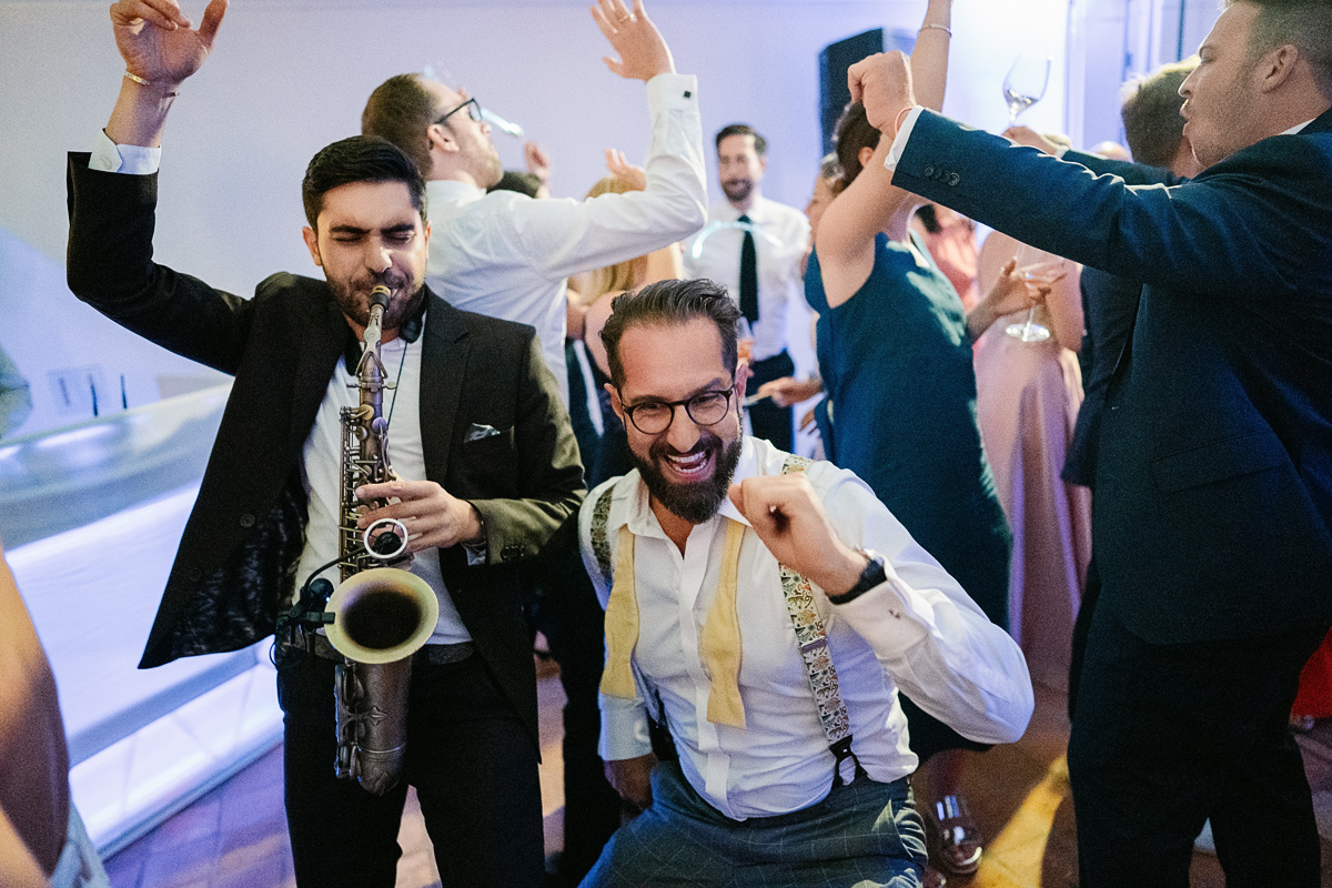 Hochzeit Party Bräutigam tanzt