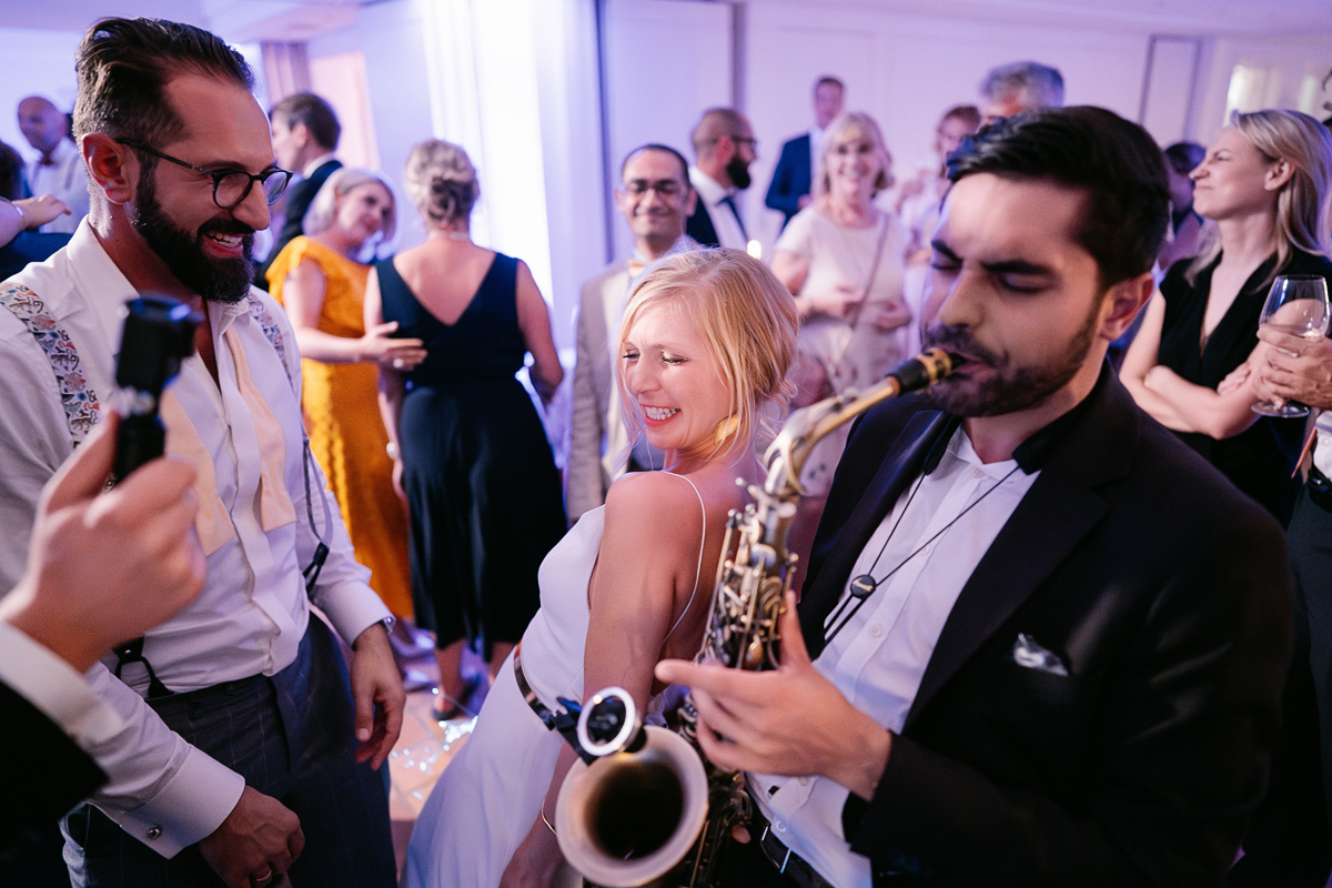 Brautpaar hat Spaß mit Saxophon