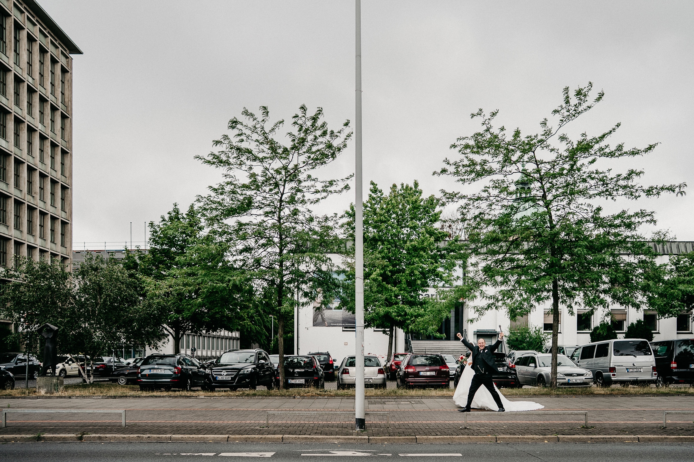 Spontaner Moment mit Brautpaar auf einer Straße in Hannover