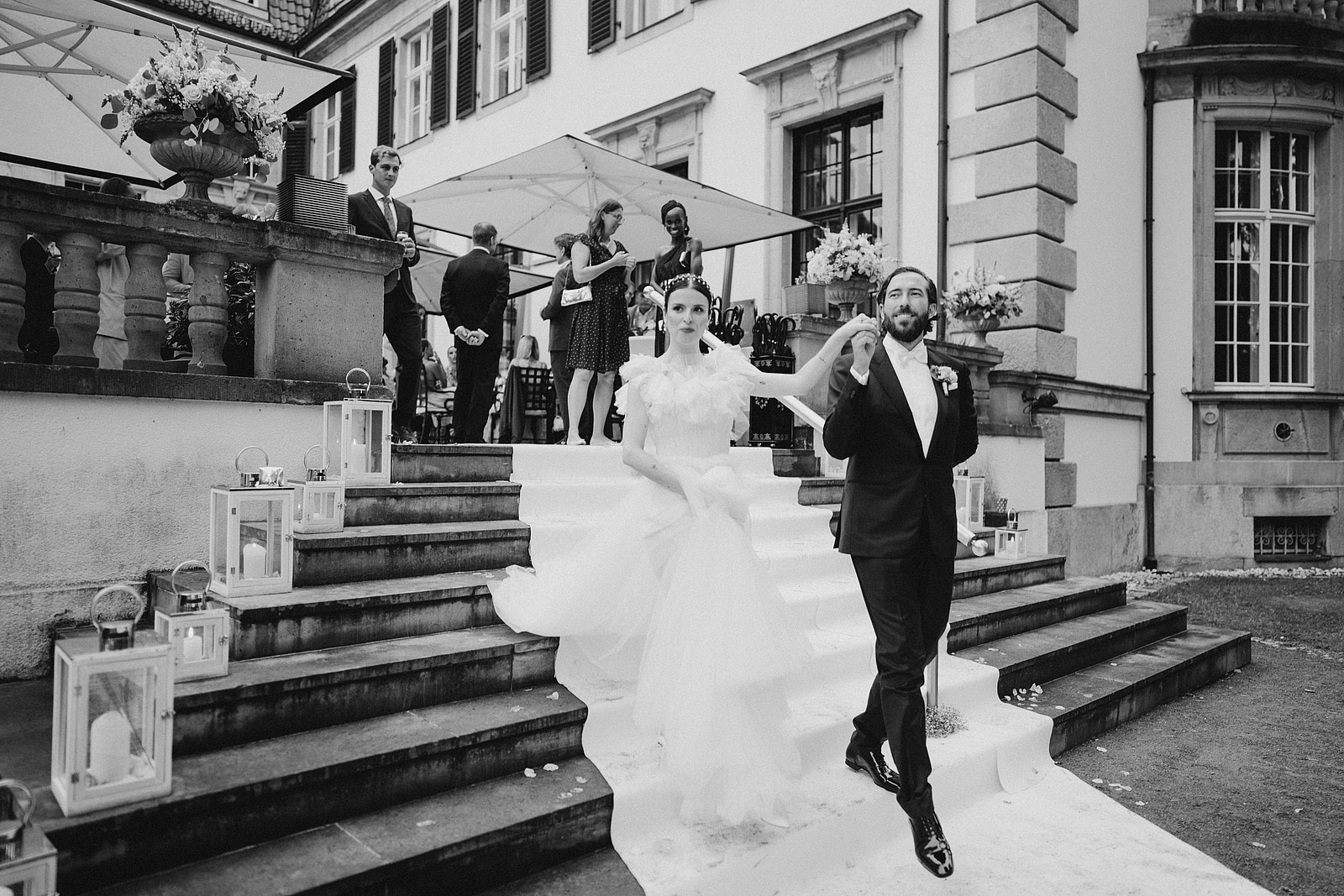 Das Brautpaar geht Hand in Hand die Gartentreppe des Schlosshotels Berlin hinunter.