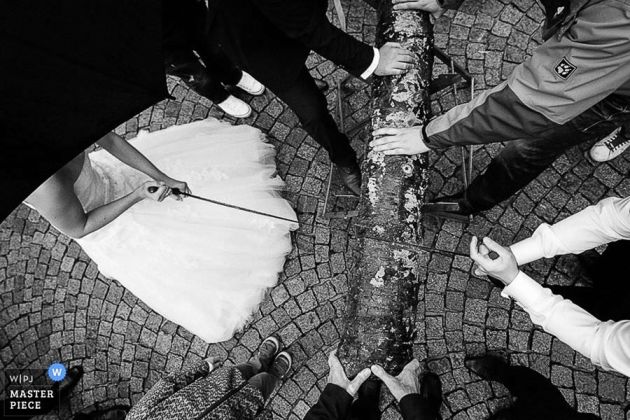 Hochzeitsfotografie Awards 26 Holzstammsägen
