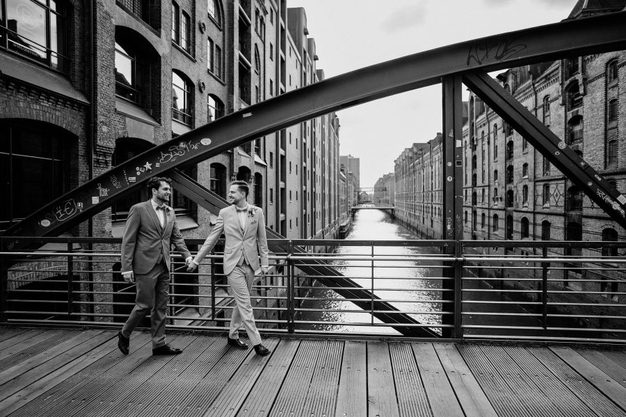 Hochzeitsfotograf für Standesamt & kleine Hochzeiten in Hamburg 5 Zwei Bräutigame auf einer Brücke in der Speicherstadt Hamburg