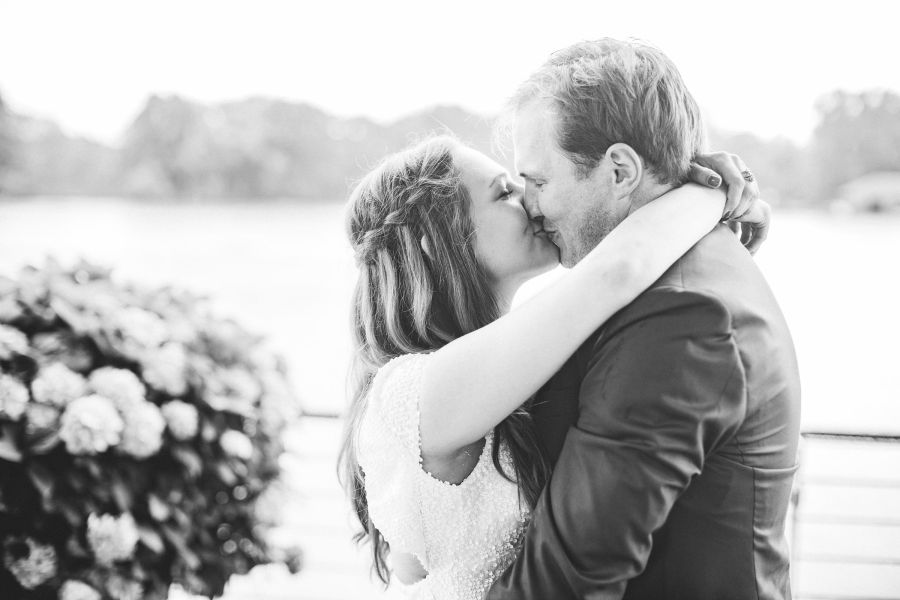 Brautpaar küsst sich nach der standesamtlichen Hochzeit in Hannover