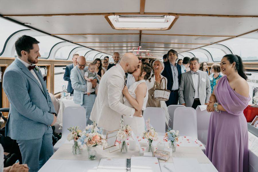 Hochzeitsfotograf für Standesamt & kleine Hochzeiten in Hamburg 7 Brautpaar bei der Hochzeitszeremonie auf einem Boot am Jungfernstieg in Hamburg