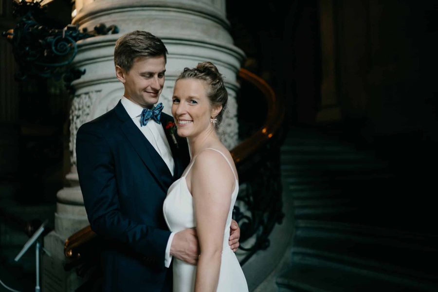 Hochzeitsfotograf für Standesamt & kleine Hochzeiten in Hamburg 24 jpgPortrait des Brautpaares im Hamburger Rathaus nach der Trauung