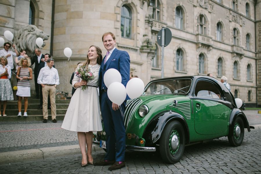 Brautpaar mit Hochzeitsauto vor dem Neuen Rathaus Hannover