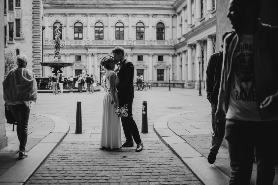 Hochzeitsfotograf für Standesamt & kleine Hochzeiten in Hamburg 28 Brautpaar küsst sich im Innenhof des Hamburger Rathauses