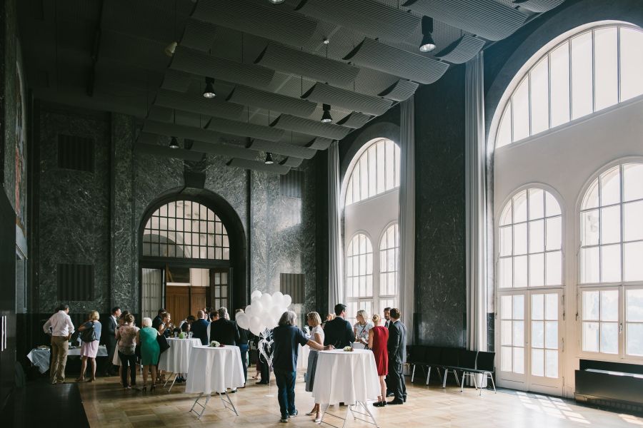 Gäste beim Empfang im Neuen Rathaus Hannover nach der standesamtlichen Trauung
