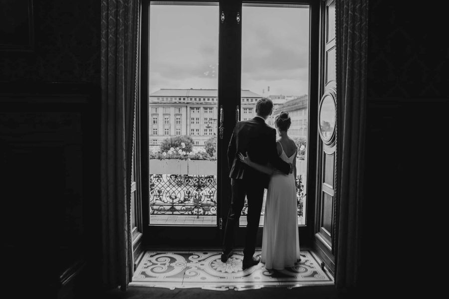 Hochzeitsfotograf für Standesamt & kleine Hochzeiten in Hamburg 22 Brautpaar am Fenster im Phönixsaal des Hamburger Rathauses nach der Trauung