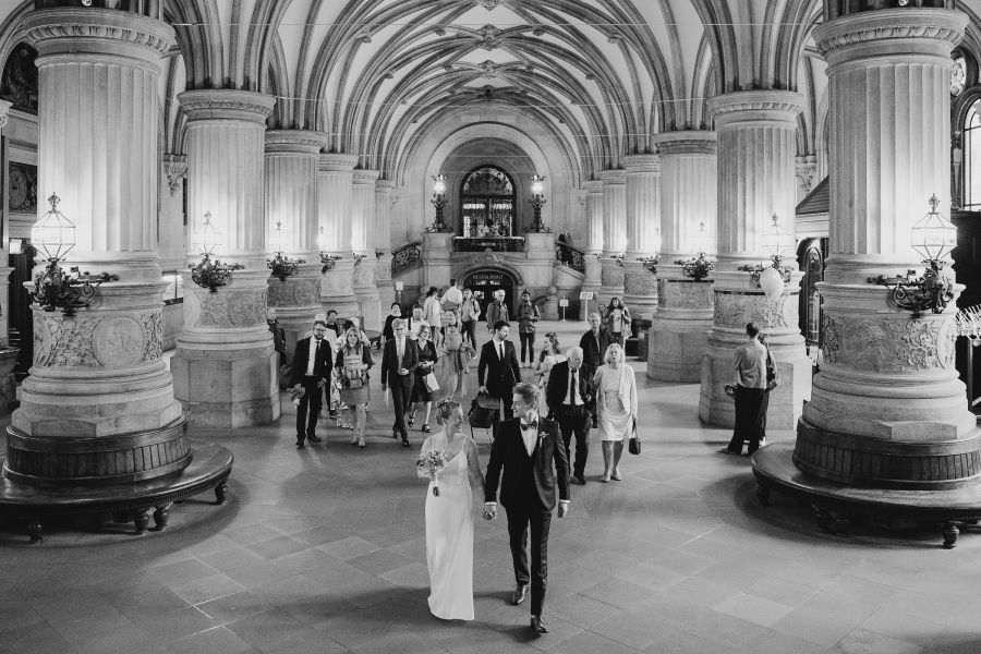 Hochzeitsfotograf für Standesamt & kleine Hochzeiten in Hamburg 11 Brautpaar mit Gästen nach der Trauung im Hamburger Rathaus