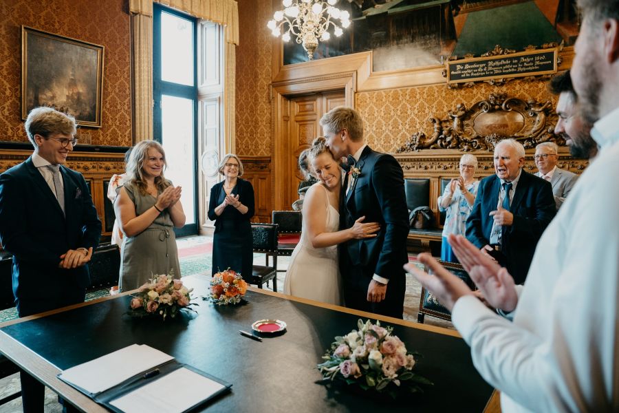 Hochzeitsfotograf für Standesamt & kleine Hochzeiten in Hamburg 18 Brautpaarkuss nach der Trauung im Phönixsaal des Hamburger Rathauses