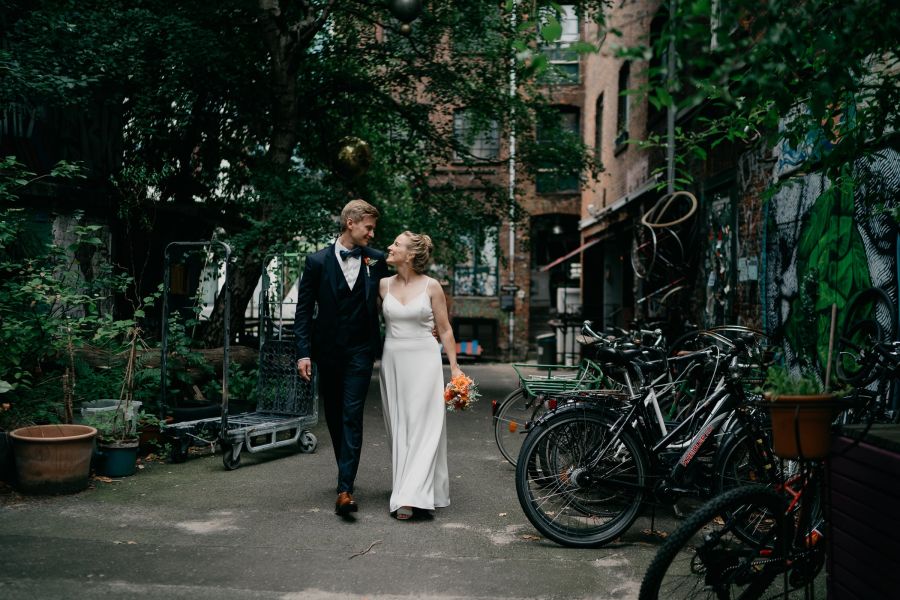 Hochzeitsfotograf für Standesamt & kleine Hochzeiten in Hamburg 32 Brautpaar spaziert durch einen Innenhof im Gängeviertel