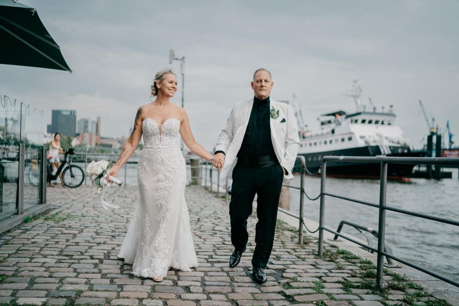 Hochzeitsfotograf für Standesamt & kleine Hochzeiten in Hamburg 6 Brautpaar spaziert am Hamburger Hafen nach der Trauung