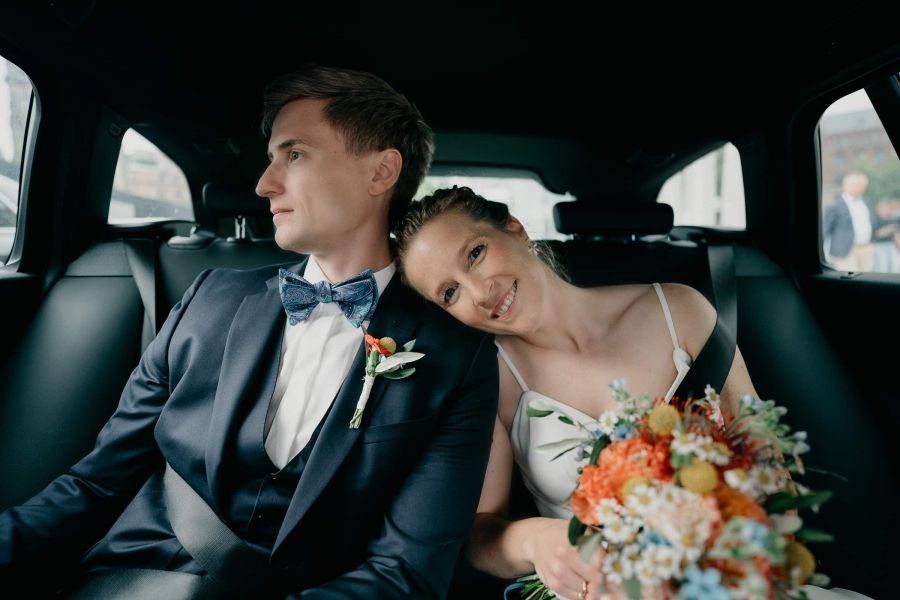 Hochzeitsfotograf für Standesamt & kleine Hochzeiten in Hamburg 33 Brautpaar sitzt nach der Trauung gemeinsam im Auto