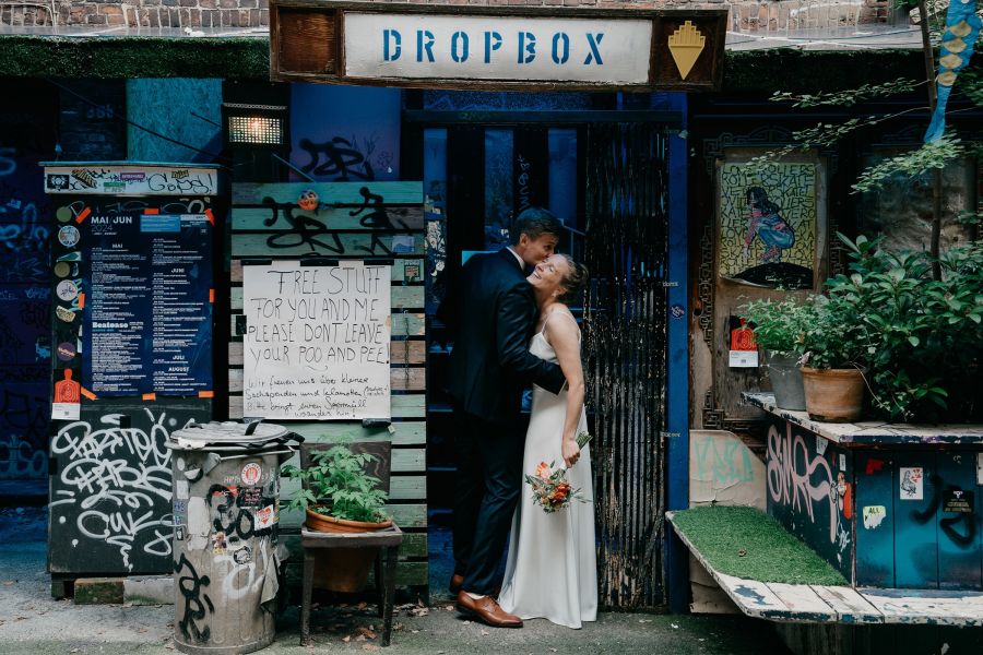 Hochzeitsfotograf für Standesamt & kleine Hochzeiten in Hamburg 31 Brautpaar küsst sich im Gängeviertel in Hamburg