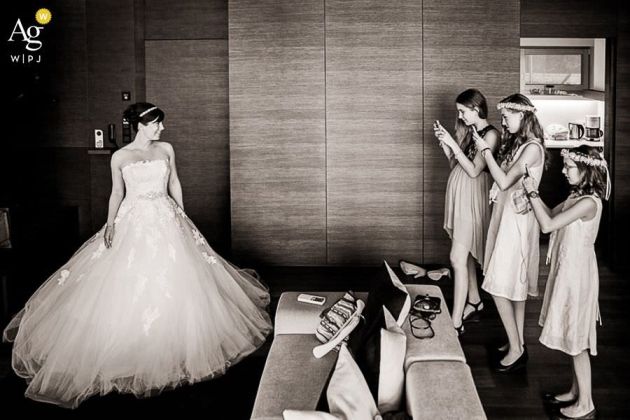 Hochzeitsfotografie Awards 68 Blumenmädchen mit Smartphone