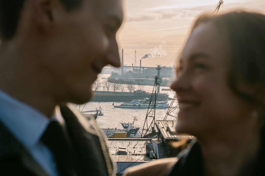 Hochzeitsfotograf für Standesamt & kleine Hochzeiten in Hamburg 2 Brautpaar mit Blick auf den Hamburger Hafen