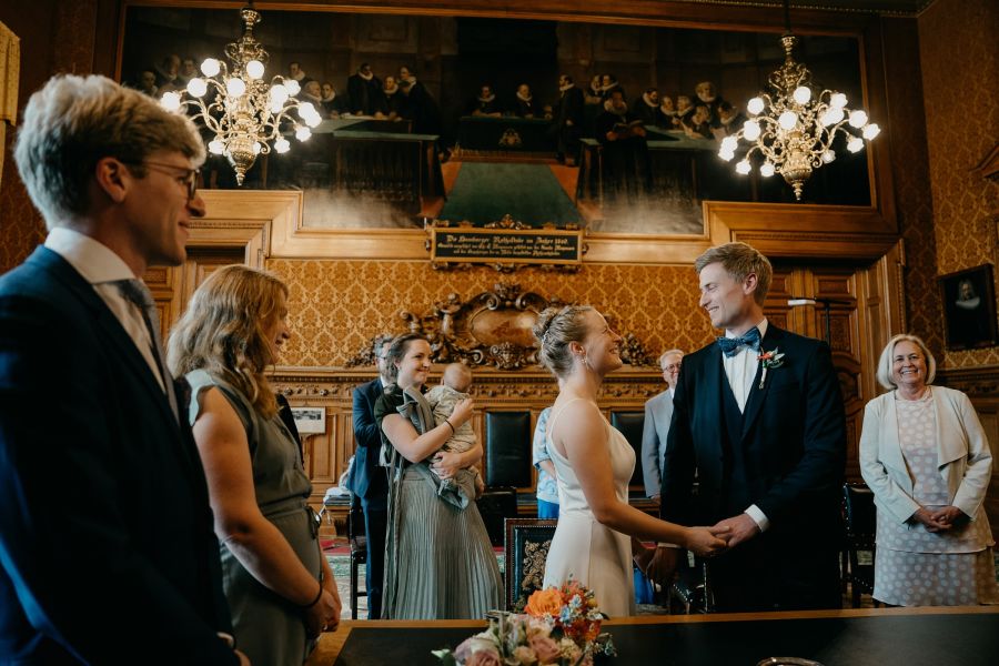 Hochzeitsfotograf für Standesamt & kleine Hochzeiten in Hamburg 16 Brautpaar während der standesamtlichen Trauung im Phönixsaal des Hamburger Rathauses
