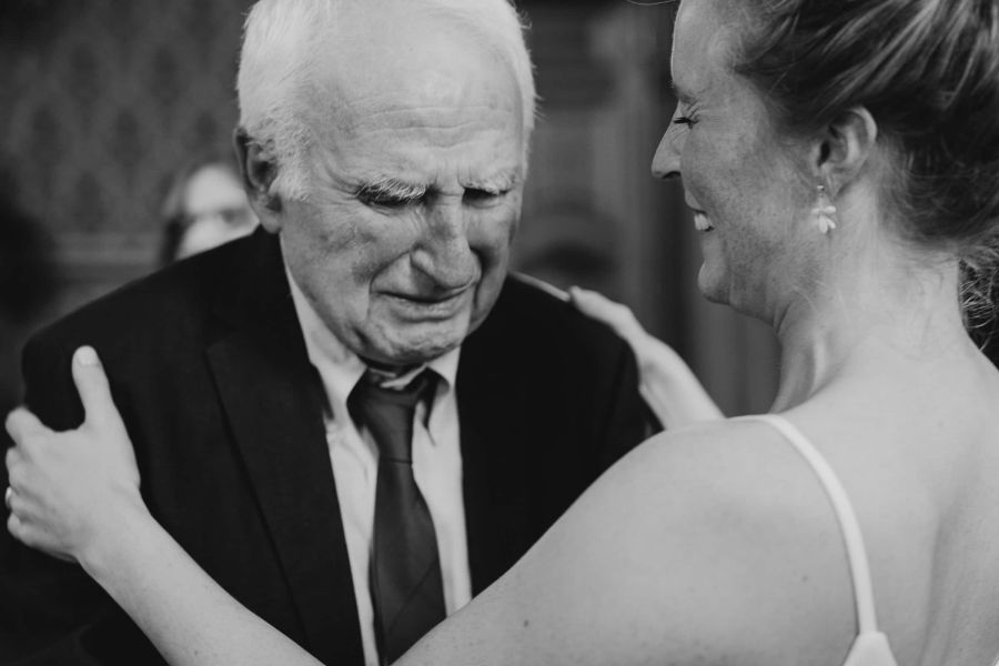 Hochzeitsfotograf für Standesamt & kleine Hochzeiten in Hamburg 20 Emotionaler Moment zwischen Braut und Vater nach der Trauung im Phönixsaal des Hamburger Rathauses