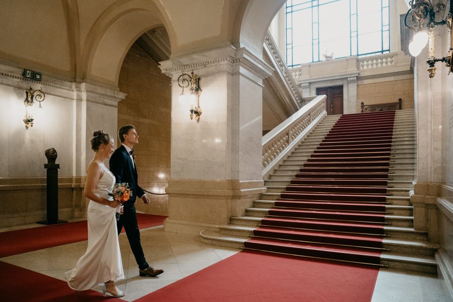 Hochzeitsfotograf für Standesamt & kleine Hochzeiten in Hamburg 12 Brautpaar auf der Treppe im Hamburger Rathaus